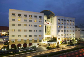 Отель Surabaya Suites Hotel Powered by Archipelago  Сурабайа